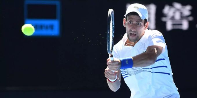 Novak Djokovic schlägt eine Rückhand gegen Denis Shapovalov Novak Djokovic schlägt eine Rückhand gegen Denis Shapovalov