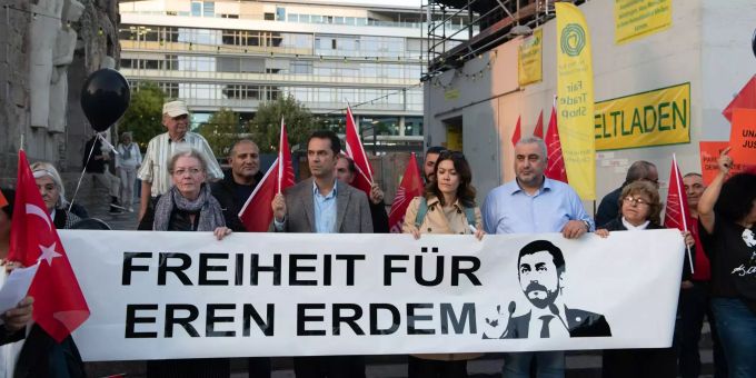 Teilnehmer einer Anti-Erdogan-Demonstration halten ein Transparent mit der Aufschrift «Freiheit für Eren Erdem» am Breitscheidplatz. Demonstration für Eren Erdem