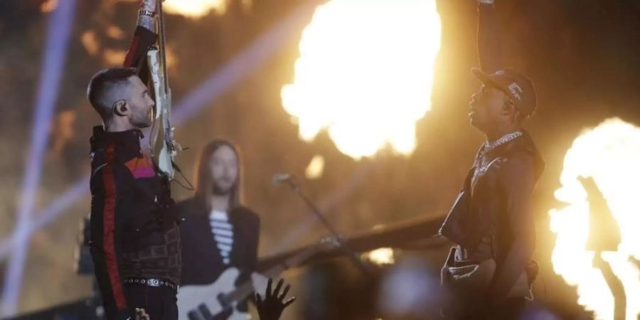 Rap trifft auf glatten Pop: Adam Levine (l) und Travis Scott bei der Halbzeit-Show. Foto: Matt Rourke/AP