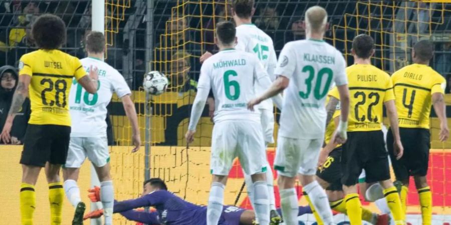 Der Ball fliegt zum 3:3 in der Verlängerung durch Werder Bremens Harnik ins Dortmunder Tor: Elfmeterschiessen folgt. Foto: Bernd Thissen