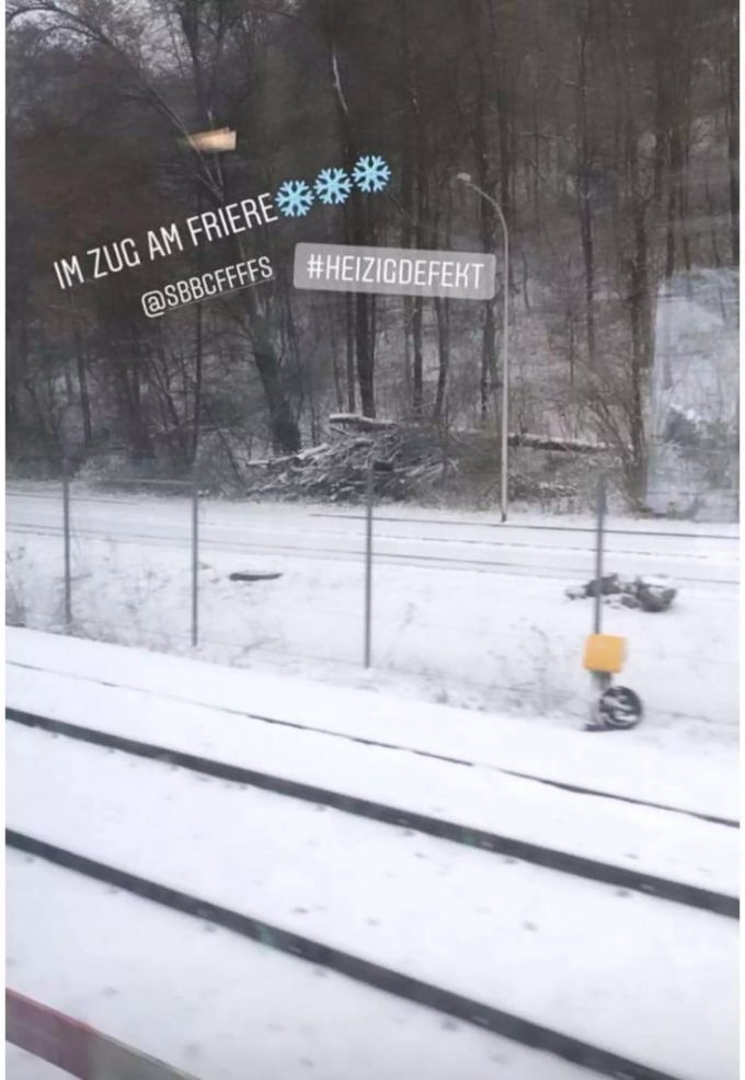 Einige Zug-Passagiere müssen wegen den eisigen Temperaturen frieren – Schuld ist eine defekte Heizung. Heizungsdefekt im Zug wegen Schnee.