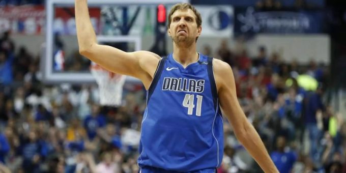 dirk nowitzki jubelt nach einem drei punkte wurf fur die mavericks beim spiel in - 3 punkte wurf basketball fortnite