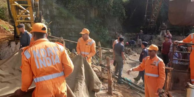 Rettungskräfte bei der Mine in Indien.
