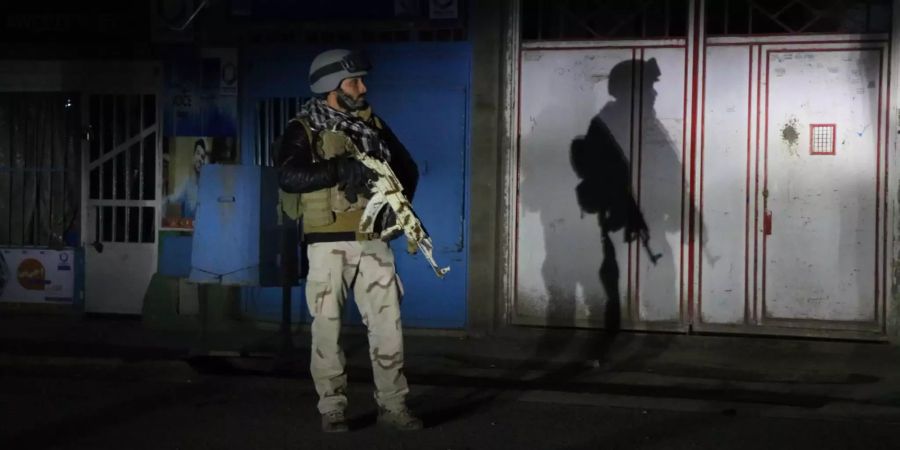 Ein afghanischer Soldat steht in der Nähe des Tatortes in Herat.