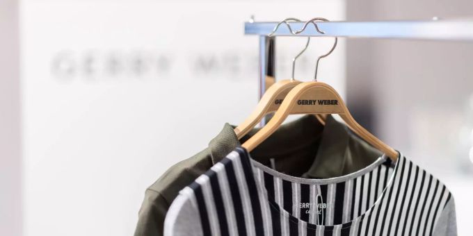 Gerry Weber sinkt ins Tiefe Minus. Kleidungsstücke von Gerry Weber hängen an der Stange.