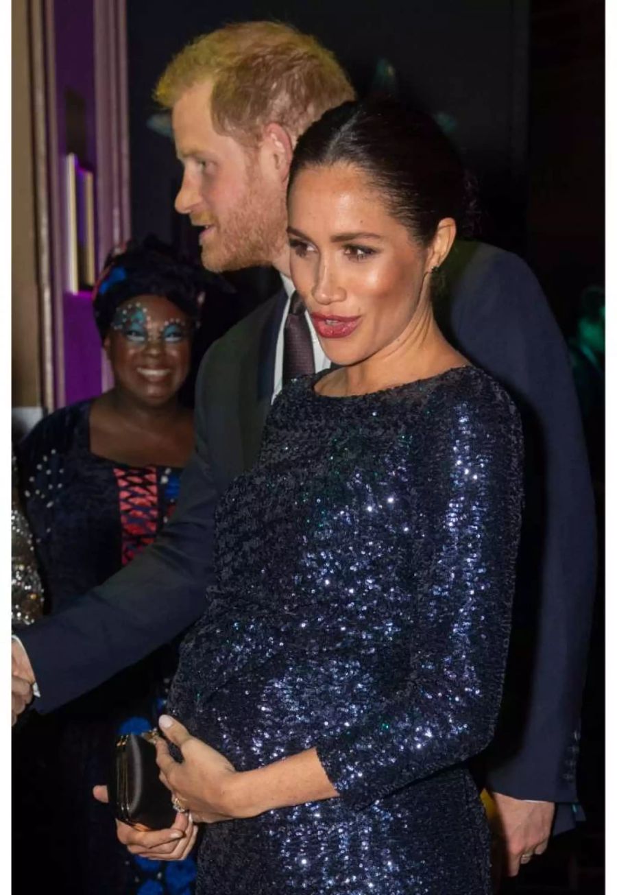 Versteckten sich unter diesem Bauch etwas Zwillinge? Meghan und Harry bei der Premiere von Cirque du Soleil.