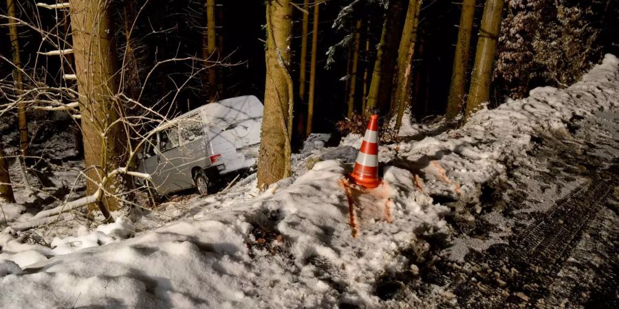 Ennetmoos NW: Selbstunfall mit Personenwagen