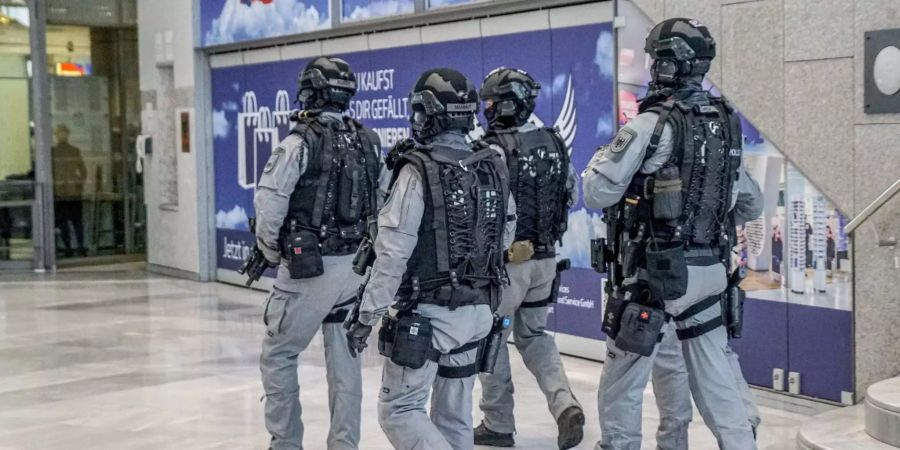 Polizisten am Flughafen in Stuttgart.