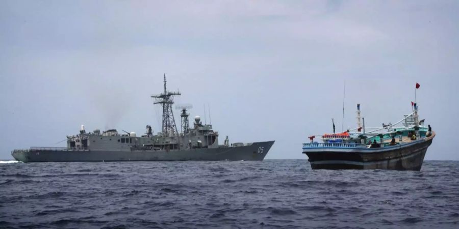 Die HMAS Melbourne nähert sich einem Fischerboot.