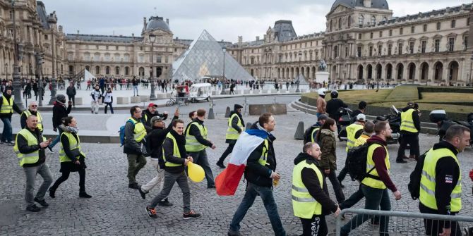 «Gelbwesten» gehen vor dem Louvre.