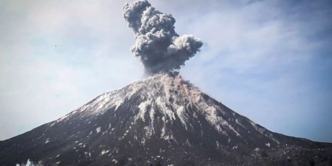 Aus dem Vulkan Krakatoa kommt eine Rauchwolke.