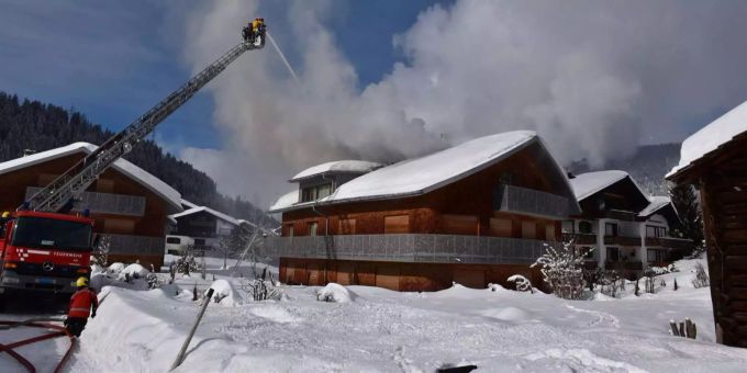 Hier steht die Feuerwehr im Einsatz. Hier steht die Feuerwehr im Einsatz.