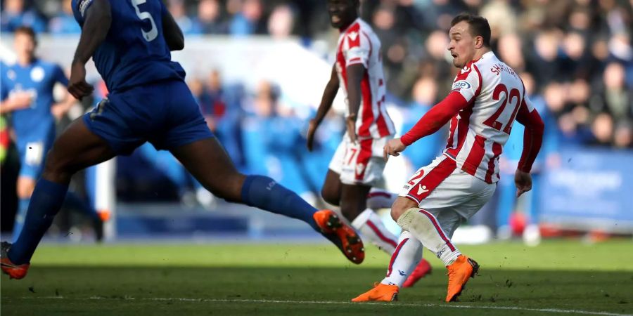 Mit diesem Schuss trifft Xherdan Shaqiri für Stoke gegen Leicester.