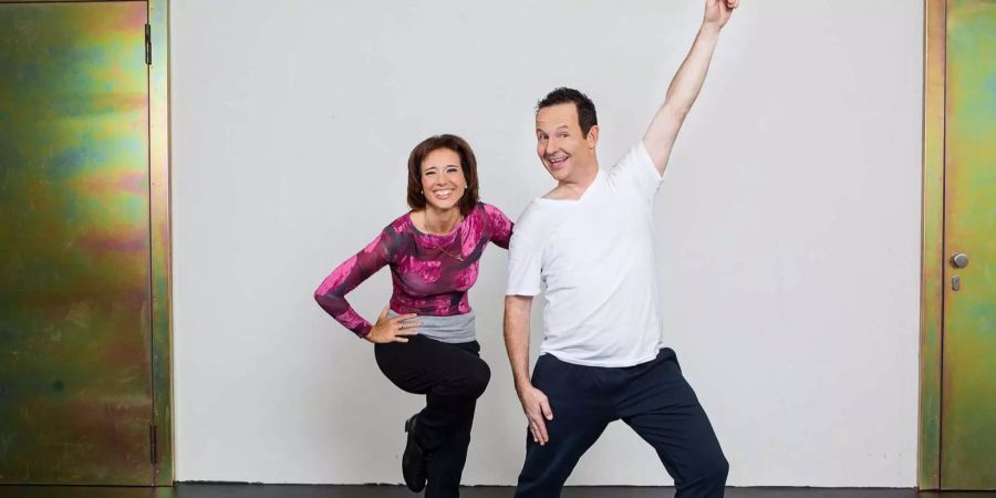 Claudio Zuccolini im Tanztraining mit Profitänzerin Corinne Roost.