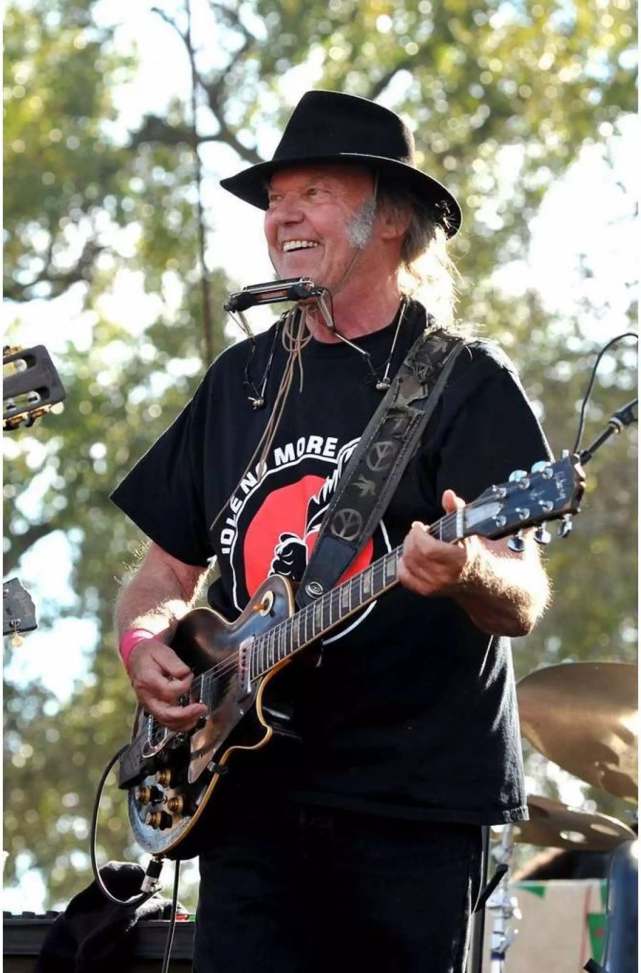 Neil Young spielt auf diversen akustischen und elektrischen Gibson-Modellen. Seine Hauptgitarre, die «Old Black» ist eine 1953 Goldtop Les Paul.