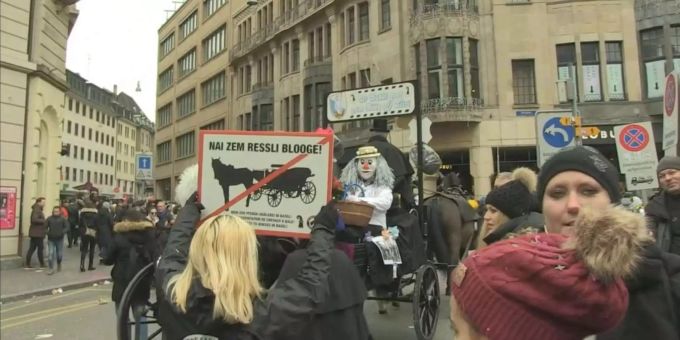 Proteste gegen Pferde am «Cortège». Proteste gegen Pferde
