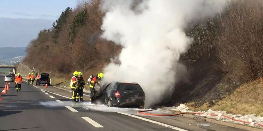 Die Feuerwehr löscht das brennende Auto auf der Autobahn A2.