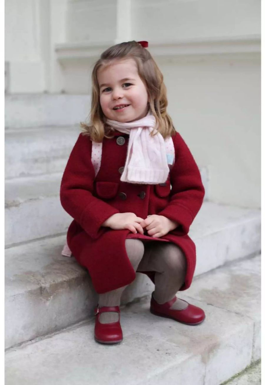 Cheese! Prinzessin Charlotte freut sich auf ihren ersten Tag im Kindergarten.