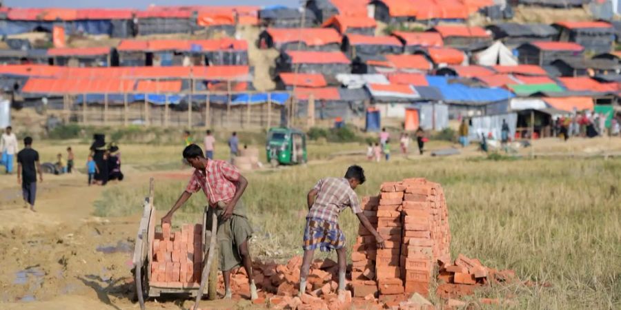 Seit dem 25. August wurden 354 Rohingya-Dörfer abgebrannt.