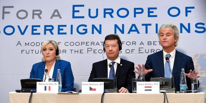 Der tschechische Rechtspolitiker Tomio Okamura (Mitte), die französische Rechtspopulistin Marine Le Pen (links) und der niederländische Rechtspopulist Geert Wilders am Kongress in Prag. Der tschechische Rechtspolitiker Tomio Okamura (Mitte), die französische Rechtspopulistin Marine Le Pen (links) und der niederländische Rechtspopulist Geert Wilders am Kongress in Prag.
