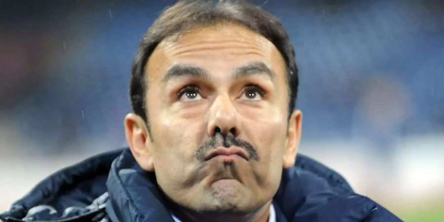 Der Blick geht nach oben bei Jos Luhukay.