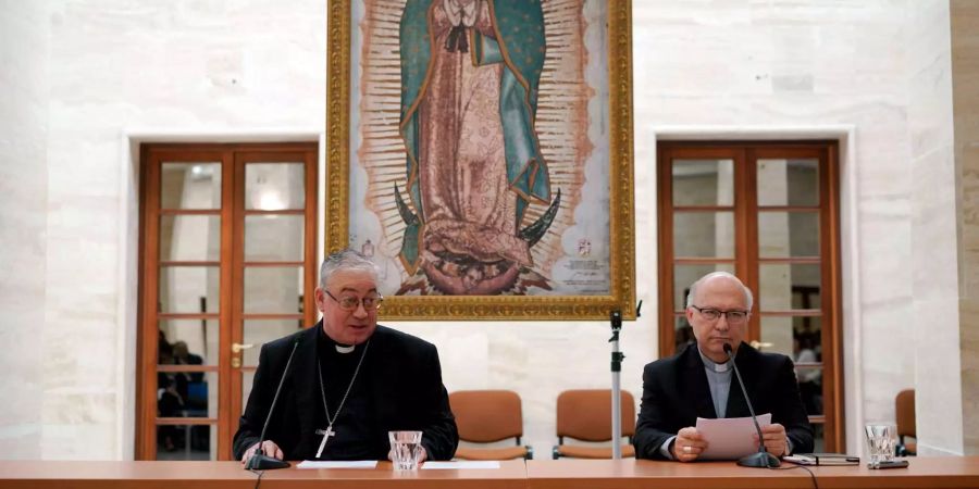 Die beiden Bischöfe Luis Fernando Ramos Perez (r) und Juan Ignacio Gonzalez aus Chile kommen zu einer Pressekonferenz im Vatikan.