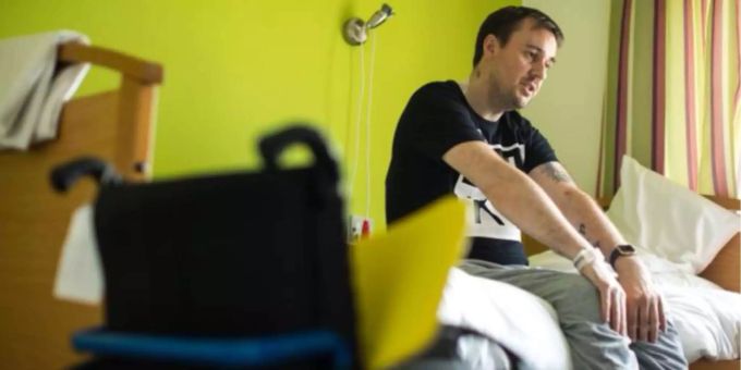 Martin Hibbert (41) wird dank einer neuartigen Therapie wohl bald wieder laufen können Martin Hibbert (41) wird dank einer neuartigen Therapie wohl bald wieder laufen können