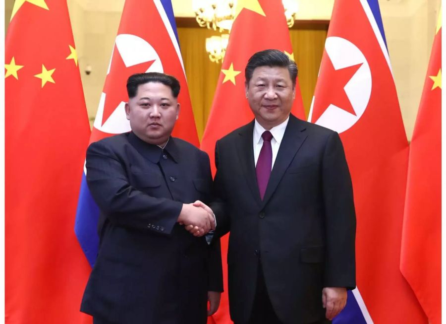 Geben sich die Hand: Kim Jong Un (l.) und  Xi Jinping in Peking.