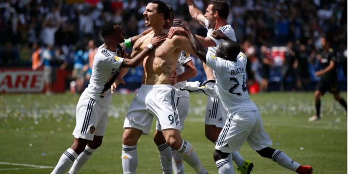Zlatan Ibrahimovic lässt sich von seinen Teamkollegen bei L.A. Galaxy feiern Zlatan Ibrahimovic lässt sich von seinen Teamkollegen bei L.A. Galaxy feiern