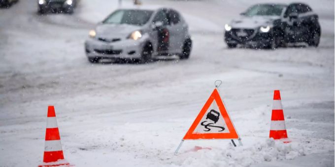 Durch starke Schneefälle könnte es auf der Fahrbahn zu Glätte kommen. Schnee Glätte auto verkehr