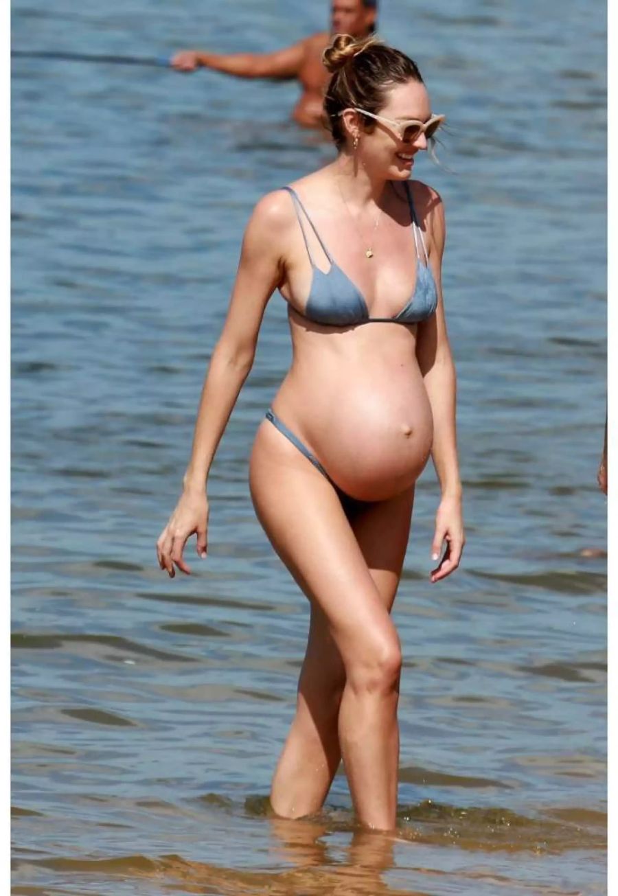 Stolz präsentierte Candice Swanepoel im Mai ihren Babybauch am Strand von Brasilien.