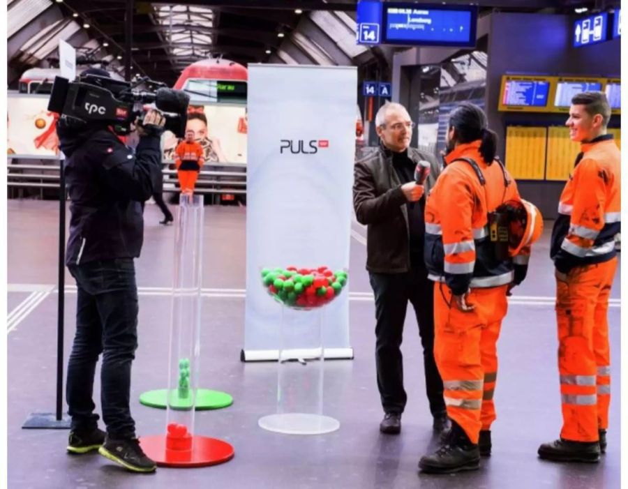 Puls vor Ort: Stress am Zürcher Hauptbahnhof Thomas Kissling (Arzt) im Gespräch mit Bahnarbeitern beim Stressbarometer 2015.