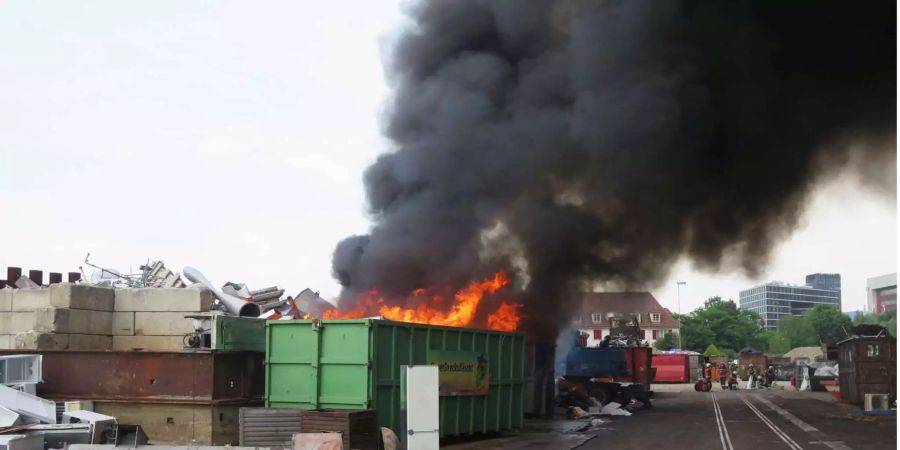 Die Rauchentwicklung war so stark, dass die grünen Container zeitweise einem ausbrechenden Vulkan glichen.