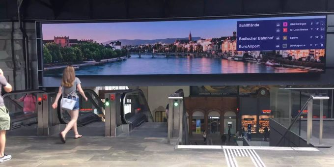 Bahnhof Basel - 12-Meter-Screen wartet neu auf Pendler und Touristen