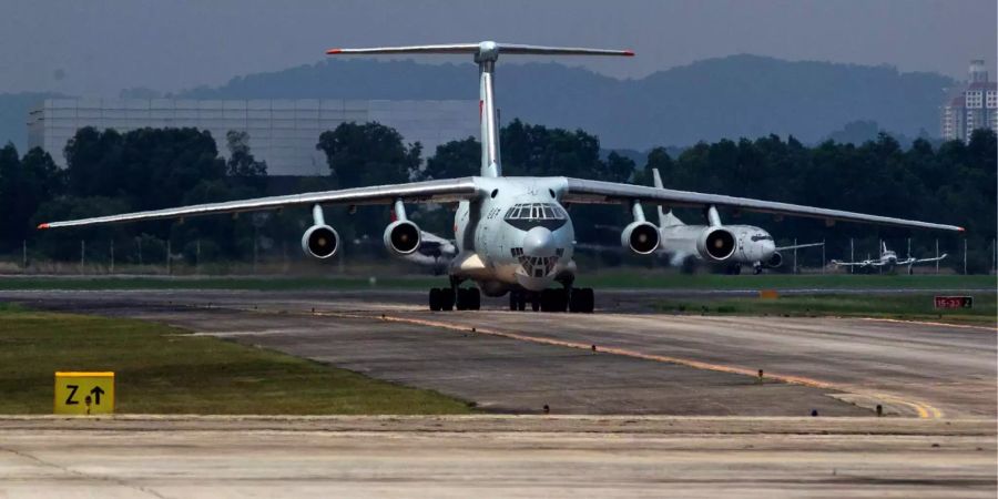 Eine Transportmaschine vom Typ Iljuschin IL-76 landet auf dem Flugplatz. Ein Flugzeug diesen Typs des algerischen Militärs ist in der Nähe der Stadt Boufarik in Algerien abgestürzt.