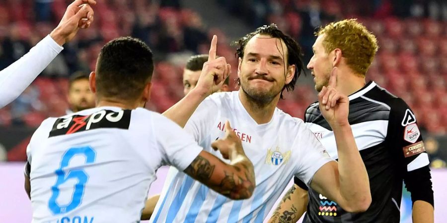 Alain Nef (Mitte) bejubelt das 2:0.