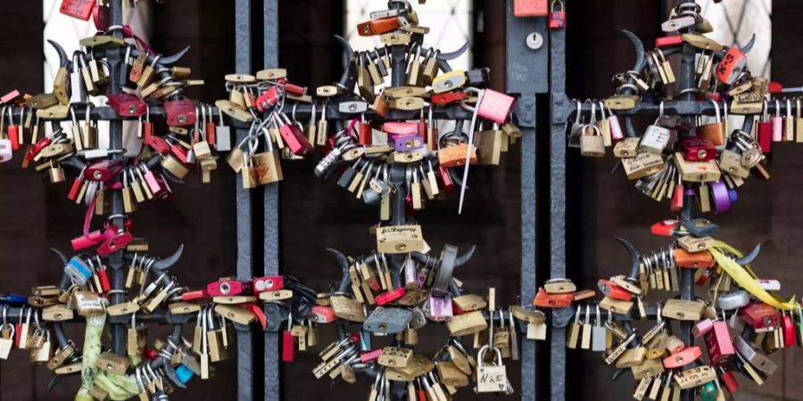 Ausgeliebt: Die Schlösser am Käppelijoch werden bald entfernt.
