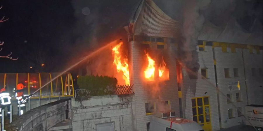 Als das Feuer ausbrach, waren zwei Personen in einem anderen Teil des Hauses noch am schlafen.