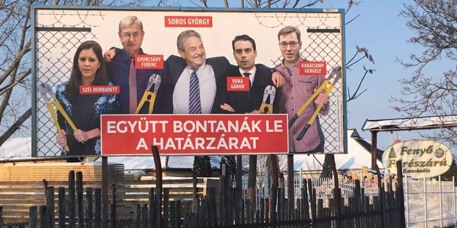 Ein Anti-Soros-Plakat der Regierungspartei Fidesz.