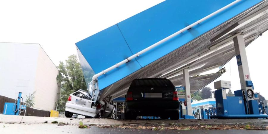 Eingestürztes Tankstellendach: schwere Unwetter suchen Nordrhein-Westfalen heim