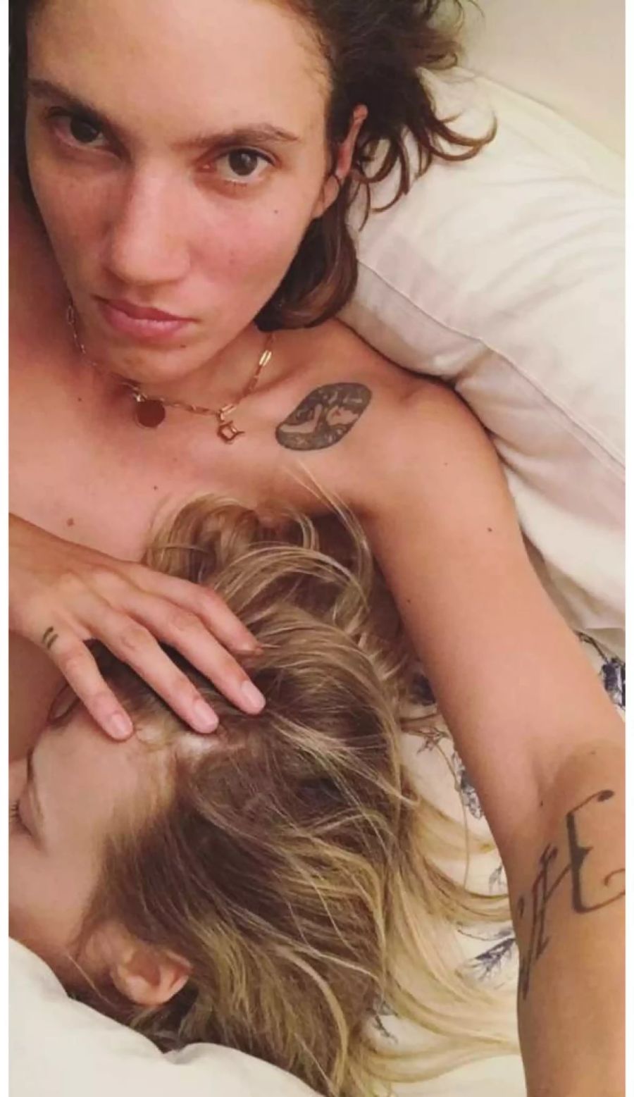 Was macht ihr denn da, Tamynique? Das Pärli teilt einen intimen Nacktselfie aus dem bett.