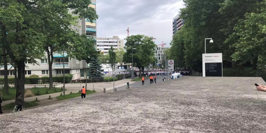 Die Fans des FCZ warten ruhig vor dem Stadion.