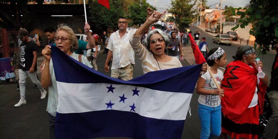 Mitglieder der Opposition protestieren gegen den Entscheid der USA, 50'000 Menschen aus Honduras den Schutzstatus aufzuheben.