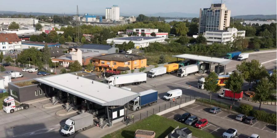 14 Männer und zwei Frauen entdeckten die deutschten Polizisten.