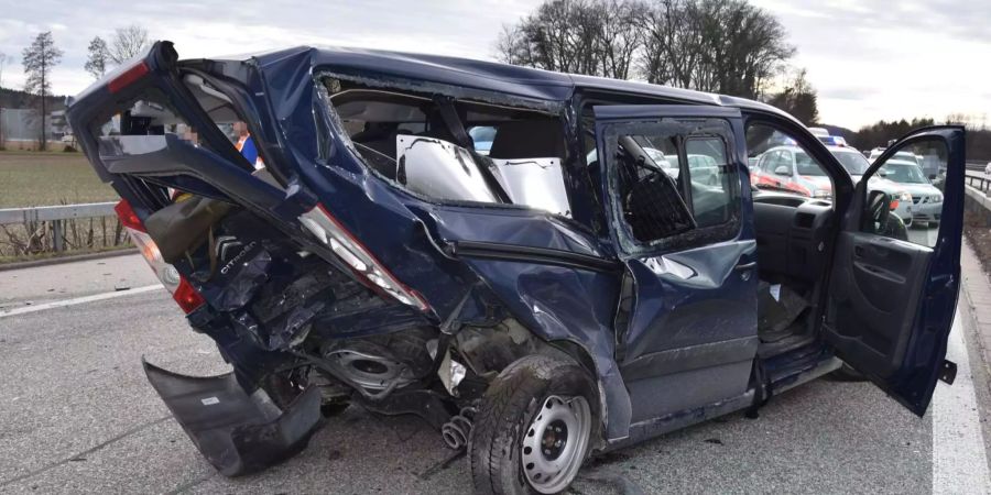 Bei einer heftigen Auffahrkollision bei Luterbach SO waren drei Personenwagen beteiligt.