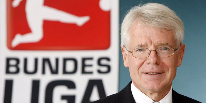 DFL-Präsident Reinhard Rauball will keine Playoff-Spiele in der Bundesliga. DFL-Präsident Reinhard Rauball will keine Playoff-Spiele in der Bundesliga.
