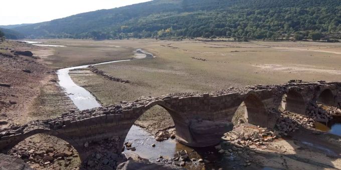 Eine einst geflutete römische Brücke, nahe La Muedra, die wegen des niedrigen Wasserstands wieder sichtbar ist. Eine einst geflutete römische Brücke, nahe La Muedra, die wegen des niedrigen Wasserstands wieder sichtbar ist.