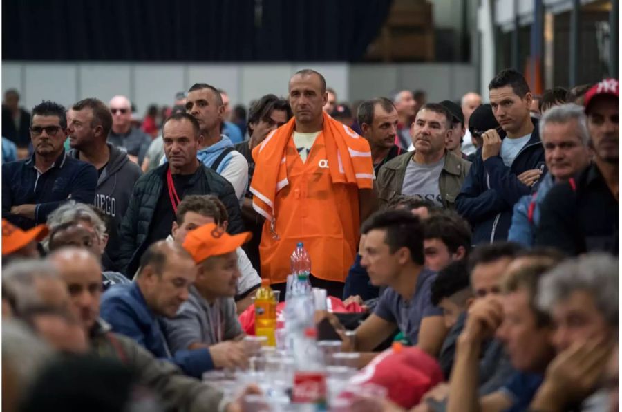 Versammlung der streikenden Bauarbeiter vor dem Demonstrationsumzug, am Montag, 15. Oktober 2018 in Bellinzona. Die Bauarbeiter kämpfen mit dem Streik um eine Verlängerung ihres Tarifvertrages mit den Baumeistern und um eine Erhöhung der Löhne.