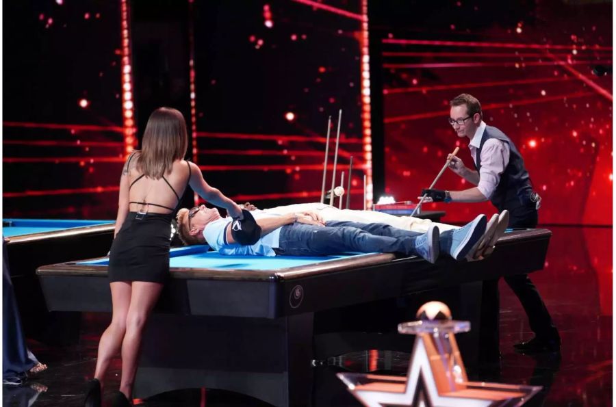 Billard-Akrobat Florian Kohler (30) aus Amerika hat für einen besonders schwierigen Trick die Jurymitglieder Dieter Bohlen und Bruce Darnell auf einen der Billard-Tische gelegt.