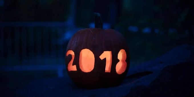 Ein Kürbis mit eingeschnitztem Jahr 2018. Ein Kürbis mit eingeschnitztem Jahr 2018.